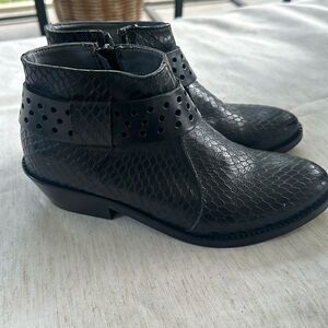LiliMill Black Snakeskin Ankle Boot 37=7